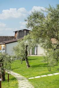 A garden outside Residence Dany appartamenti con cucina vista lago piscina e parcheggio