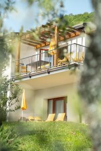 A balcony or terrace at Residence Dany appartamenti con cucina vista lago piscina e parcheggio