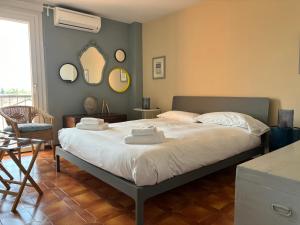 um quarto com uma cama e espelhos na parede em Appartamento Tosca em Verona
