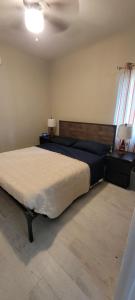 1 dormitorio grande con 2 camas y ventana en Cute Brand New Home near Tampa Bay-Vicenza Home en Riverview