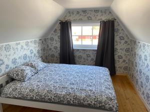 1 dormitorio con cama y ventana en Sadama majutus en Triigi