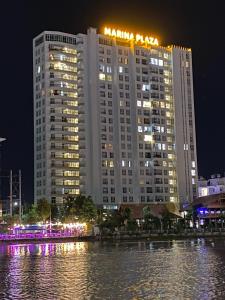un grande edificio con un cartello harriott sopra la notte di High-class apartment with beautiful river view a Long Xuyen
