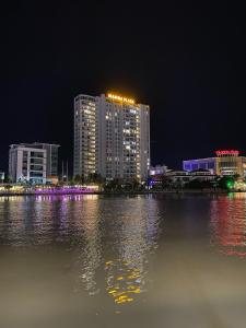 een groot gebouw met 's nachts verlichting bij High-class apartment with beautiful river view in Long Xuyên