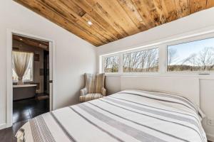 1 dormitorio con cama y ventana en Cozy, luminous and charming retreat, en Harrington