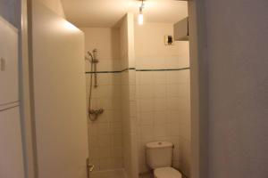 GourbeyreLocation studio vue exceptionnelle proximité mer的带淋浴和卫生间的浴室。 更多10张照片