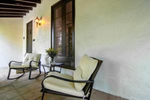 twee stoelen en een tafel op een veranda bij Beautiful Large 2 Bedroom 2 Bath Plus Pool and Jacuzzi in Los Angeles