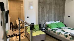 Zimmer mit einem Mikrofon und einem Bett mit grüner Bettwäsche in der Unterkunft Vrachokipos Guesthouse in Kokkíni Khánion