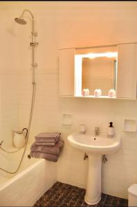 佩爾戈拉的住宿－B&B Antica Dimora，白色的浴室设有水槽和淋浴。