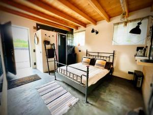 1 dormitorio con 1 cama en una habitación con puerta en Cottage House Weyer - Mare&Filly Room, en Weyer