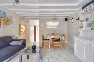 ein Wohnzimmer mit Sofa und Tisch in der Unterkunft Séjour calme dans une maison avec jardin in Saint-Maixent-sur-Vie + 9 Fotos