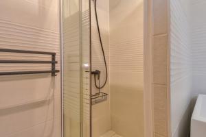 eine Dusche mit Glastür im Badezimmer in der Unterkunft Séjour calme dans une maison avec jardin in Saint-Maixent-sur-Vie