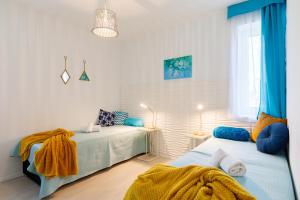sypialnia z 2 łóżkami i oknem w obiekcie Blue4 Apartment w mieście Balatonfůzfő