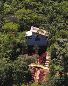 a small house in the middle of a forest at Cabanas da Mata - Cabana Flamboyant - Casa Branca in Brumadinho