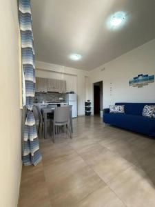 賈迪尼－納克索斯的住宿－Da Pina e Lu，客厅配有蓝色的沙发和桌子