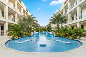 una piscina en medio de un edificio en Bocobay Wariruri Condos, en Palm-Eagle Beach