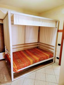 サーレ・マラジーノにあるKidonia - Iseo Lake Apartmensの空の二段ベッドが備わる客室です。