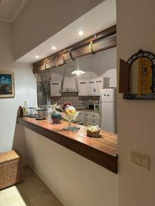 - une cuisine avec un comptoir en bois dans l'établissement Dar Douja à Chaffar / Ton chez-toi près de la plage, à Nakta