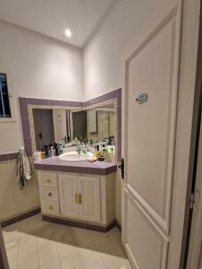 W łazience znajduje się umywalka i lustro. w obiekcie Dar Douja à Chaffar / Ton chez-toi près de la plage w mieście Nakta