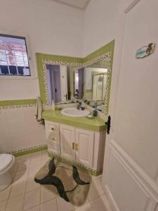 La salle de bains est pourvue d'un lavabo, de toilettes et d'un miroir. dans l'établissement Dar Douja à Chaffar / Ton chez-toi près de la plage, à Nakta
