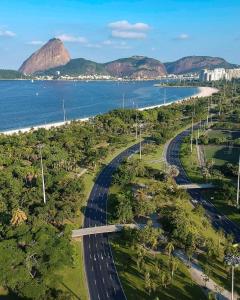 z powietrza widok na drogę obok plaży w obiekcie Excelente apto na Lapa w mieście Rio de Janeiro