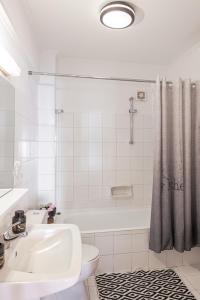 y baño con lavabo, aseo y ducha. en Pythagorio Blue Street Apartment with Balcony, en Pythagoreio