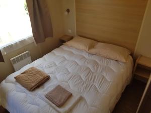 Cosy countryhouse at Palmela في Quinta de Aires: سرير أبيض في غرفة بها نافذة