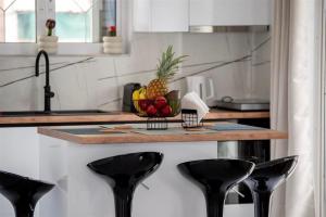 eine Theke mit einer Schale Obst darauf in der Küche in der Unterkunft AZURE home in Menídion