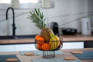 una cesta de fruta en una barra en una cocina en AZURE home, en Menídion