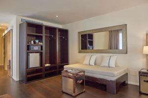 een slaapkamer met een bed met een grote spiegel en een spiegel bij Puro Hotel Oasis Urbano in Palma de Mallorca