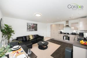 un soggiorno con divano nero e una cucina di Modern 2 Bedroom Urban Oasis a Kent