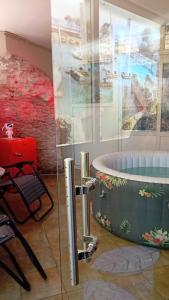 Camera con vasca, tavolo e sedia di il Grottino di Giannas a Pozzuoli