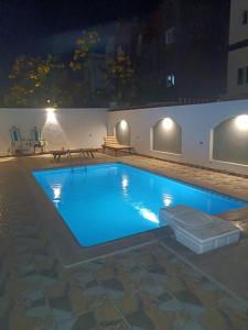 達哈布的住宿－Laguna house，夜间大型蓝色游泳池