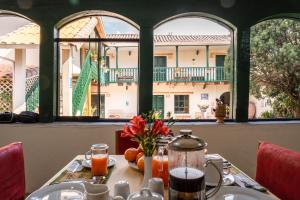 Hospedaje La Florida في أوروبامبا: طاولة في مطعم مطل على مبنى