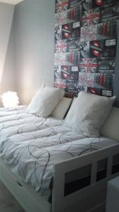 เตียงในห้องที่ CHEZ AURELIE MAISON T4 90m2 CONVIVIALE AU COEUR DES VIGNES ET CHATEAUX