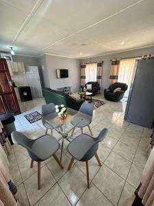 TV/trung tâm giải trí tại 2 bed self-catering cottage -D and S Paradise Home