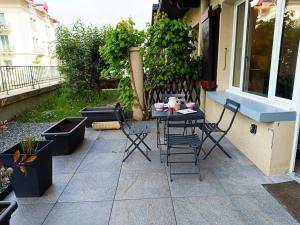Een patio of ander buitengedeelte van Le Joly Mont