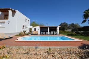 Villa con piscina frente a una casa en Cas Torres en Sant Jordi