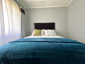 Giường trong phòng chung tại 2 bed self-catering cottage -D and S Paradise Home