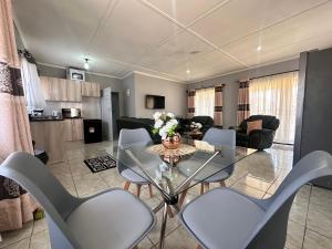 Nhà bếp/bếp nhỏ tại 2 bed self-catering cottage -D and S Paradise Home