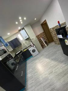 a kitchen with a stove and a washer and dryer at Résidence les castor in Oran