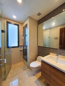 Vannituba majutusasutuses Homey 1BR Condo Marigold Navapark BSD Full Furnish