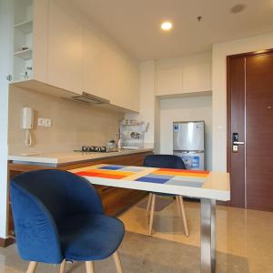 Köök või kööginurk majutusasutuses Homey 1BR Condo Marigold Navapark BSD Full Furnish