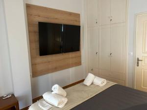 Postel nebo postele na pokoji v ubytování THEODORA SUITE SMART KEY BOX by PROJECT 86 IKE