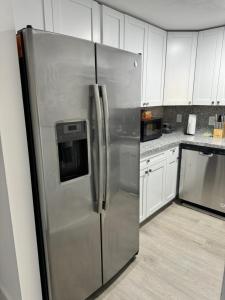Dapur atau dapur kecil di Apartamento en kendall Miami 2 Habitaciones y 3 baños