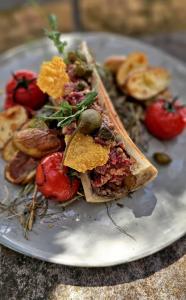 uma sanduíche num prato branco com tomates e legumes em Vilajoun em Joucas mais 37 fotografias