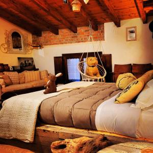 ein Schlafzimmer mit einem Bett mit zwei Teddybären darauf in der Unterkunft B&B Relais Cascina al Campaccio in Taino