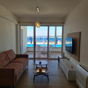 een woonkamer met een bank en een tafel bij Happy Blue 2 in Vlorë
