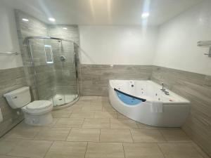 Ένα μπάνιο στο Econolodge inn & suites