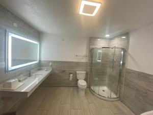 Um banheiro em Econolodge inn & suites