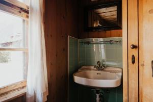 巴特欣德朗的住宿－Holzhaus Besler，一间带水槽和镜子的浴室
